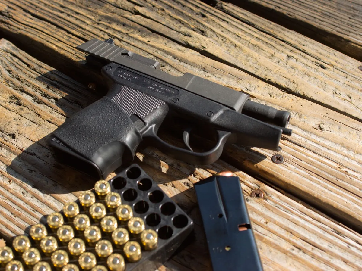 Prins cu un pistol, încărcătoare şi muniţie în mașină. Bărbatul a fost reținut arma fiind una letală