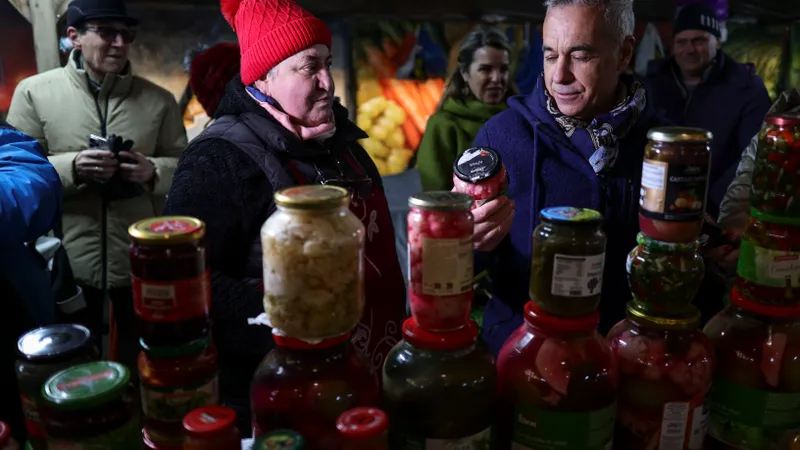 Călin Georgescu a purtat geacă de Mufflon de 1.200 lei, la piață să își ia produse tradiționale - Foto: INQUAM PHOTOS / Octav Ganea