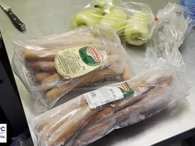 ANPC a descoperit hao pe Valea Prahovei. Mâncare expirată și mizerie pe banii turiștilor foto: facebook/ ANPC captură video