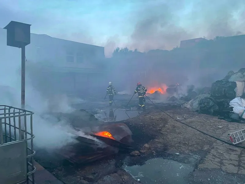 RO-Alert de incendiu puternic, în Hunedoara! Pompierii intervin în forță. Ce a luat foc? - Foto: replicahd.ro