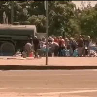 Oamenii din Mariupol stau la coadă pentru a-și primi rația de apă/ Captură Twitter