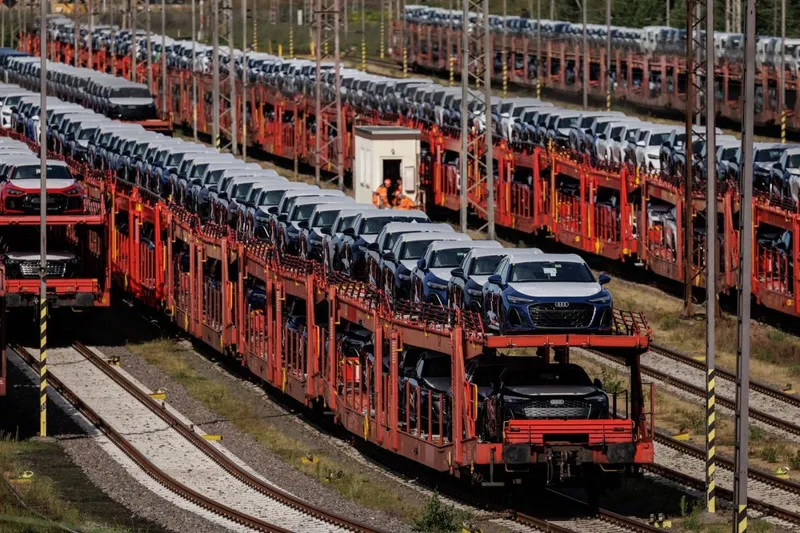 Uzina VW din Osnabr&uuml;ck. Sute de vehicule de la filiala VW, Audi, sunt &icirc;ncărcate &icirc;n vagoane de transport - Foto: Profimedia Images