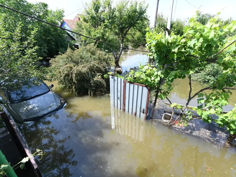 Ucraineni sinistraţi în aval de barajul rupt - Foto: Profimedia Images