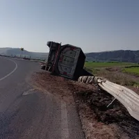 Un camion s-a răsturnat pe A3 Târgu Mureș - Turda și a „cosit” zeci de metri de parapet. / Foto: infotraficromania.ro