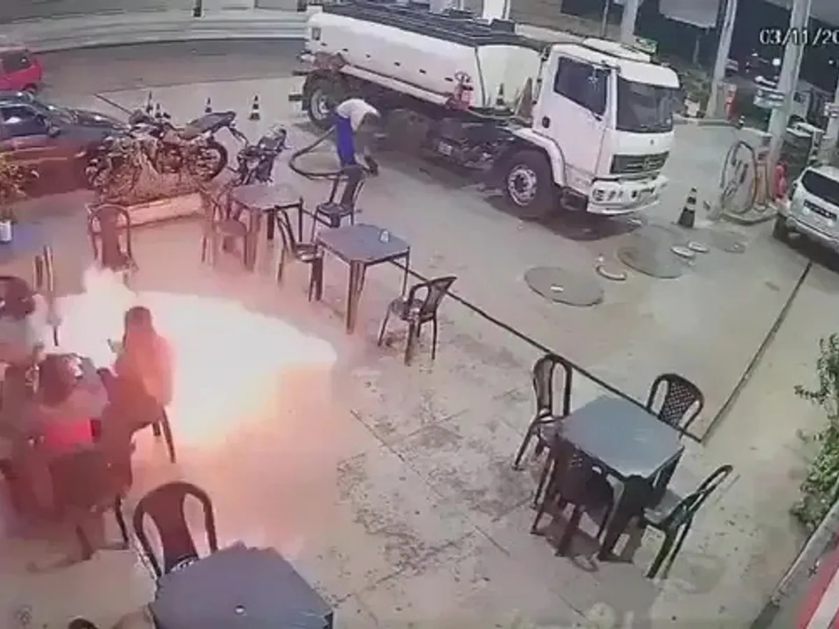 VIDEO Momentul când un bărbat aprinde o țigară în benzinărie și totul e cuprins de flăcări. Cisterna alimenta