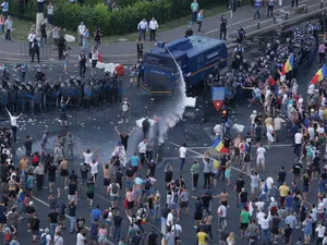 Jandarmii au folosit inclusiv un tun cu apă împotriva manifestanților. Foto Inquam Photos/George Călin