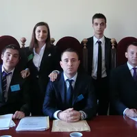 Costin Radu Canțăr - în mijloc, așezat - în studenție/FOTO: juridice.ro