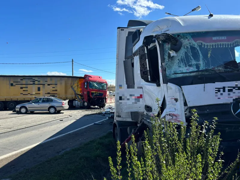 Accident grav cu 4 victime în Turda, după ce două TIR-uri și două autoturisme s-au ciocnit violent - Foto: ISU Cluj