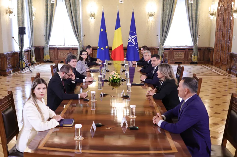 Axinia, ultimul de la masă de parte lui George Simion - Foto: INQUAM PHOTOS / Octav Ganea