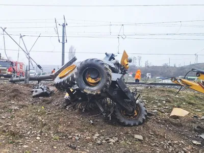 Un buldoexcavator a fost lovit de tren. Ce s-a întâmplat cu şoferul - Foto: ziaruldebacau.ro