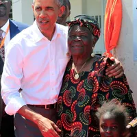 Sarah Obama, pe care fostul preşedinte american Barack Obama o considera bunica sa, a decedat luni dimineaţa la vârsta de 99 de ani. / Foto: expressdigest.com