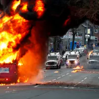 Mulţimea s-a adunat pe artera Lanark Way din Belfast, 'unde un autobuz a fost incendiat', a anunţat poliţia nord-irlandeză. / Foto: agerpres.ro