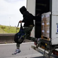 Un șofer de TIR a găsit trei migranți ascunși în remorcă în timp ce aștepta în coloană la frontieră/FOTO: awwsat.com