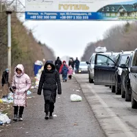 Copiii merg alături de un șir de mașini lung de 19 kilometri care așteaptă să treacă granița dintre Ucraina și Polonia / newsweek