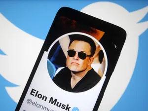 Elon Musk are planuri mari cu Twitter. Vrea să impună o taxă de utilizare pentru autorități și firme. / Foto: useit.ro