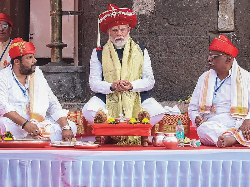 Prim-ministrul Indiei, Narendra Modi (centrul imaginii), se roagă la Ramkund (un iaz religios) din Nashik - Foto: Profimedia Images