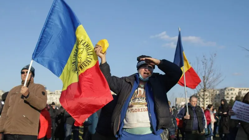 Sute de manifestanți participă la un protest față de vaccinarea obligatorie, la București. Foto Inquam Photos/Octav Ganea
