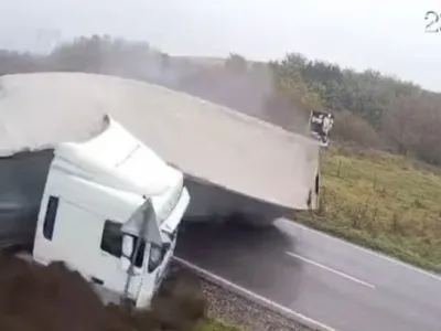 VIDEO Accident grav pe DN2: Doi oameni au murit după ce un TIR s-a răsturnat peste o maşină. Momentul impactului