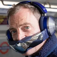Dyson propune căști audio cu mască și purificator de aer integrat. / Foto: digitaltrends.com