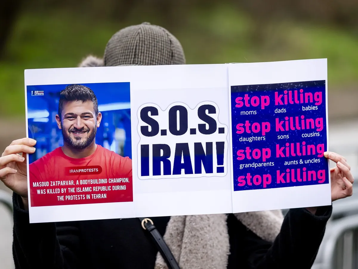 Văduva ultimului şah al Iranului îndeamnă forţele de securitate să se alăture manifestanţilor