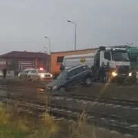 Un șofer începător a „zburat” cu un SUV Mercedes de pe Centura București pe șina de tren - Foto: Facebook/Info Trafic București și Ilfov
