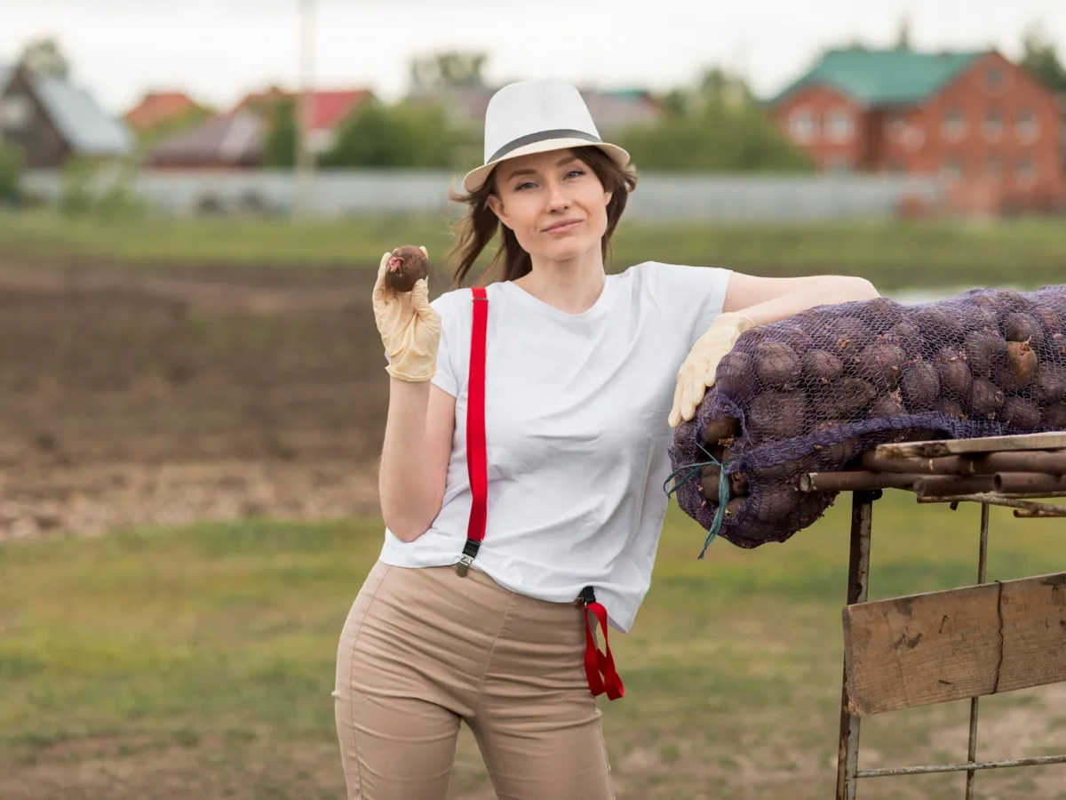 Tânără cultivatoare pe câmp - Foto: Freepik