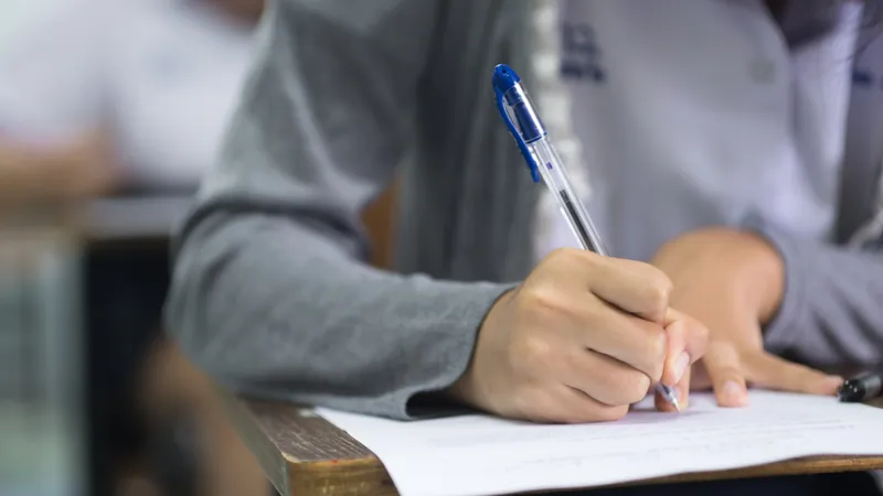 O elevă a fost eliminată din examenul de BAC după ce a fost prinsă cu o cască în ureche - Foto: Arhiva