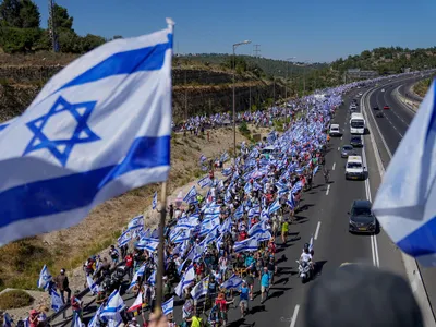 Mii de israelieni mărșăluiesc pe o autostradă spre Ierusalim în semn de protest față de planurile guvernului premierului Benjamin Netanyahu de a revizui sistemul judiciar - Foto: Profimedia Images