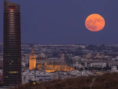 Luna Sturion, cea mai strălucitoare din august, își va face apariția pe cer două nopți consecutive. Când va putea fi admirată