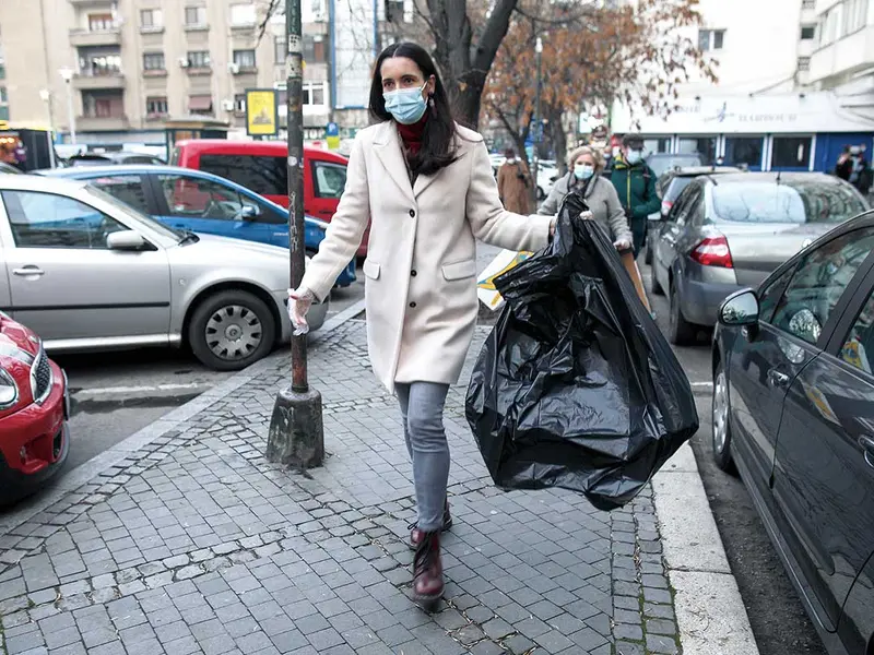 RĂZBOI   În decembrie 2020, primarul  Clotilde Armand a ieșit la strâns gunoiul abandonat de Romprest - Foto: INQUAM PHOTOS/ Octav Ganea