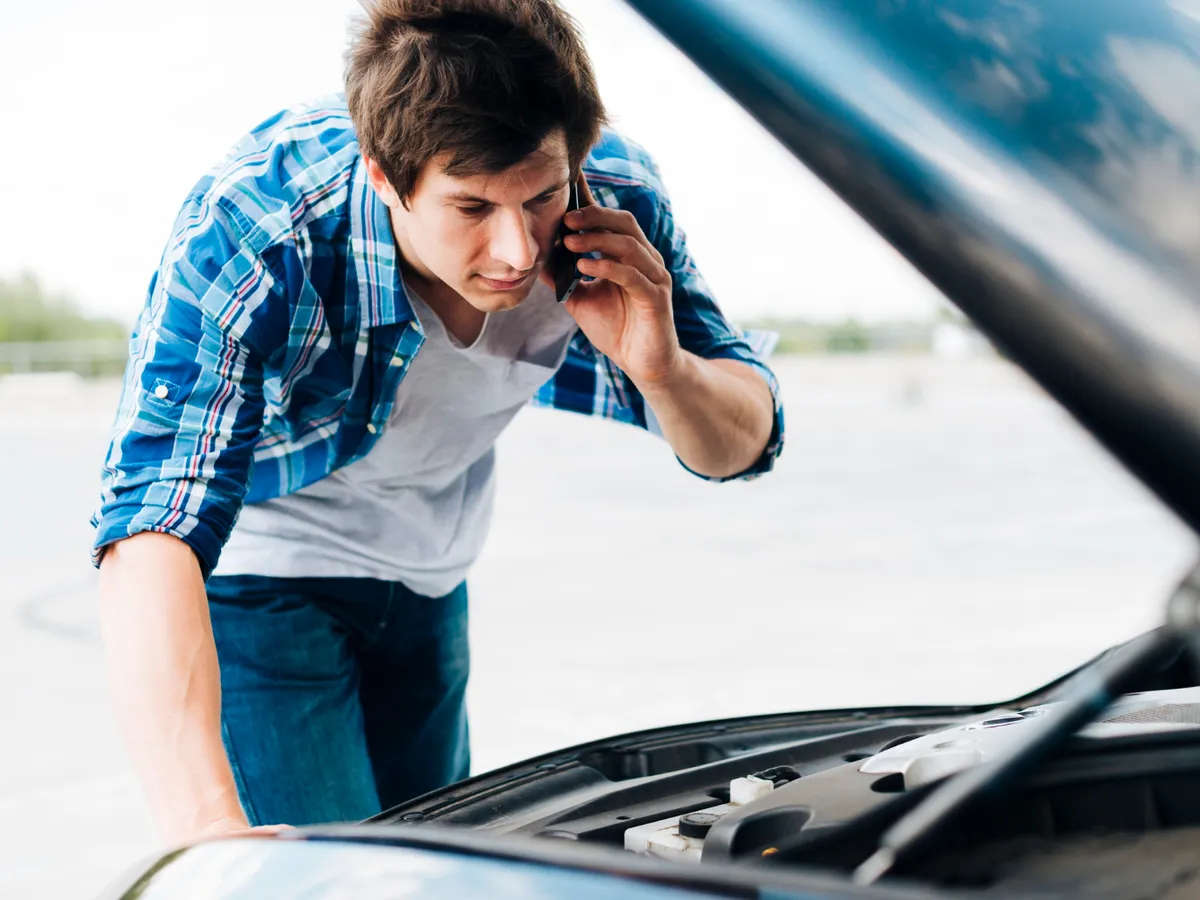 Bărbat care își verifică mașina - Foto: Freepik (rol ilustrativ)