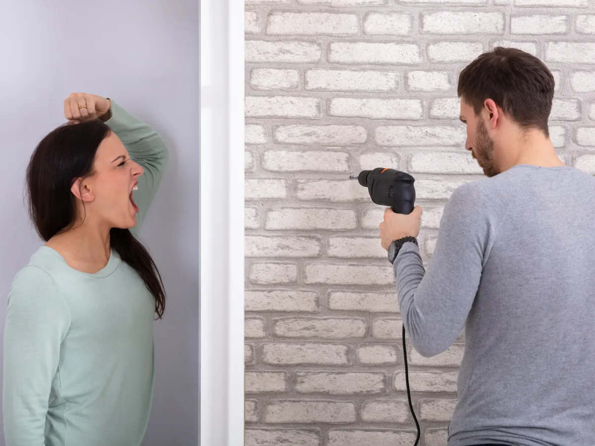AMENDĂ de 1.500 lei pentru românii care vorbesc tare în bloc chiar și în afara orelor de liniște - Foto: Profimedia Images (imagine cu rol ilustrativ)