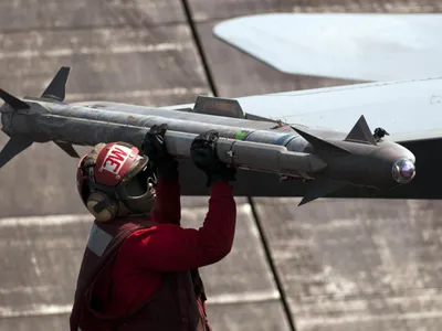 România își cumpără rachete aer-aer de ultimă oră. Vor fi folosite și pe F-35 și costă 103.000.000$ - FOTO navair.navy.mil