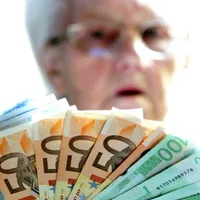 Doi bătrâni lăsați fără 10.000 euro prin metoda „cazanul cu țuică”! Cum au fost păcăliți de hoți? - Foto: Istock / imagine cu rol ilustrativ