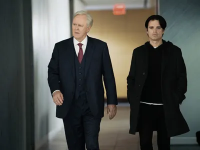 John Lithgow și Sebastian Stan în noul film (C)Apple TV+ : Sharper (2023) Foto: profimediaimages.ro