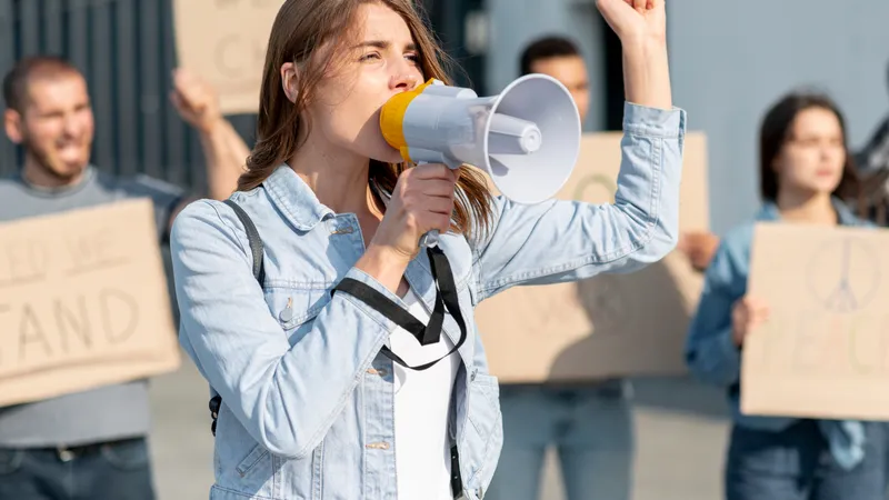 Femeie care protestează - Foto: Freepik (Imagine cu rol ilustrativ)