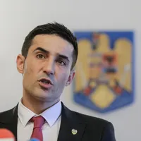 Claudiu Manda caută acoperiții din presă. Foto Inquam Photos