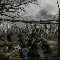 Soldații ucraineni recuperează trupul unui camarad căzut la datorie. Imagini dureroase - Foto: Profimedia Images