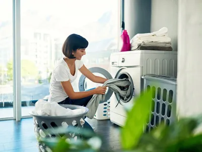 Ce să pui în mașina de spălat ca să menții culoarea rufelor? Costă 5 lei o pungă care îți ajunge un an - Foto: Freepik (Imagine cu rol ilustrativ)