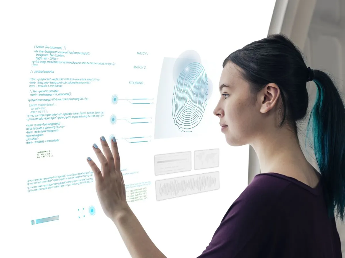 O femeie lucrează pe un ecran interactiv - Foto: Magnific.com/Rawpixel.com
