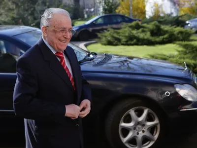 Ion Iliescu a reușit să stea pe marginea patului de spital. Cum se simte fostul președinte? - Foto: Arhiva