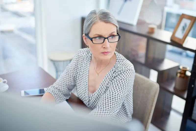 Pensionară la birou - Foto: Freepik
