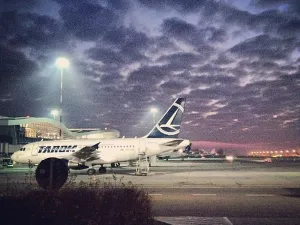 Aeronavă a companiei Tarom, terminal Aeroport Otopeni