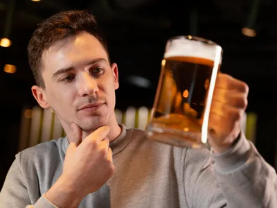 Bărbat bând bere - Foto: Freepik (Imagine cu rol ilustrativ)