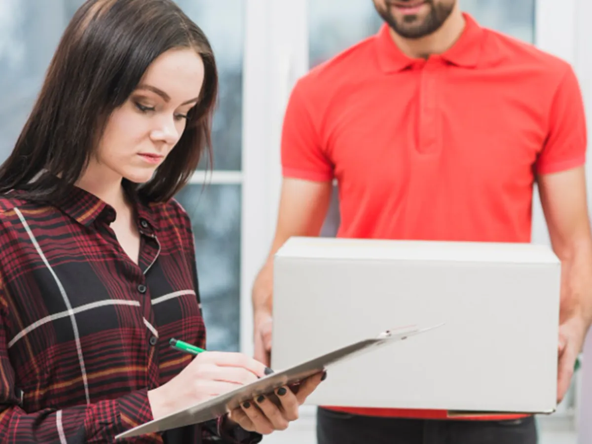 Taxa de 25 de lei pentru coletele din afara UE a fost aprobată de Parlament. Când intră în vigoare măsura? - Foto: Freepik (Imagine cu rol ilustrativ)