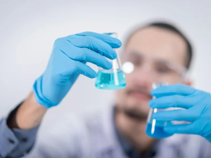 Cercetător ţinând în mână probe medicale - Foto: Pexels/Chokniti Khongchum
