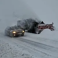 Mașinile înaintează cu greu prin zăpadă Foto: captură video Facebook/CNAIR