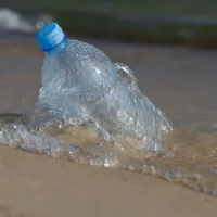 Plastic în apă - Foto: Profimedia/ Imagine cu caracter ilustrativ