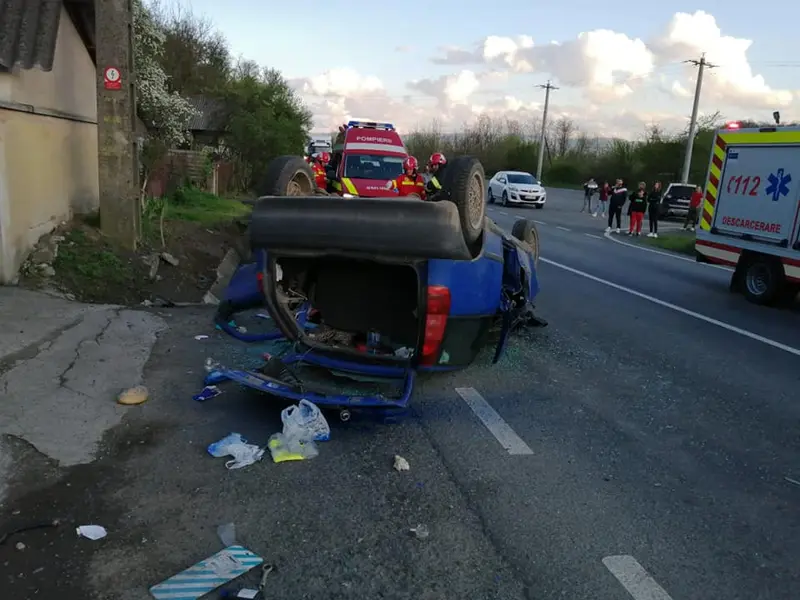 O femeie s-a răsturnat cu mașina pe DN 7, în a doua zi de Paște. A scăpat ca prin minune. / Foto: ISU Hunedoara, Facebook