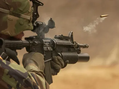 Soldat trăgând cu mitraliera sa - Foto: Pexels/Pixabay